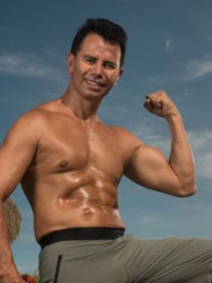 Jhonny Rivera con sus abdominales marcados