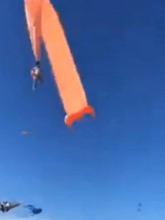 Captura de pantalla de niña volando por los aires, video viral