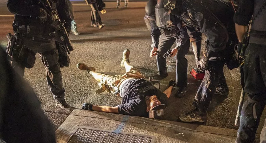 Hombre baleado durante enfrentamientos en Portland, Estados Unidos.