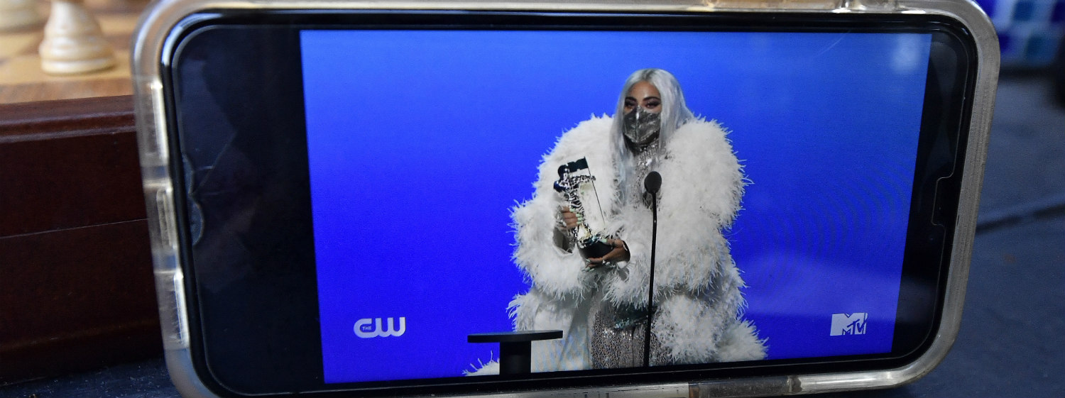 Lady Gaga al recibir premio a artista del año en los Premios MTV VMA's 2020.