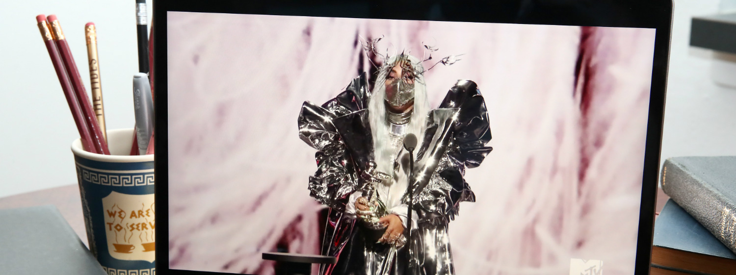Lady Gaga recibe el premio Tricon en los Premios MTV VMA's 2020.