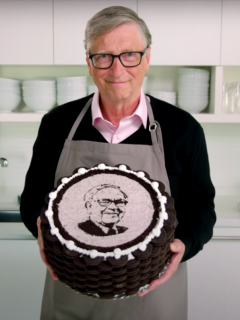 Bill Gates celebra el cumpleaños 90 de su amigo Warren Buffett preparándole una torta