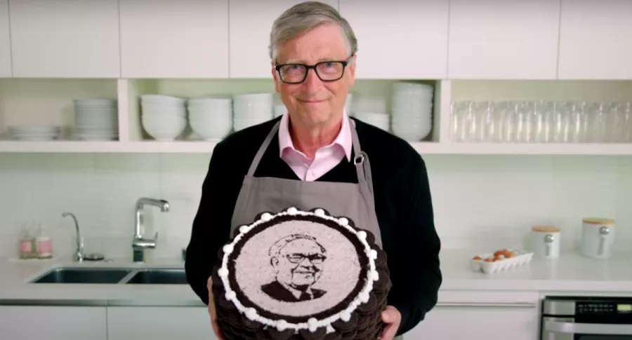 Bill Gates celebra el cumpleaños 90 de su amigo Warren Buffett preparándole una torta