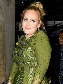 Adele en los Premios Grammy 2017, antes de su pérdida de peso, que ahora alardea hasta en bikini.