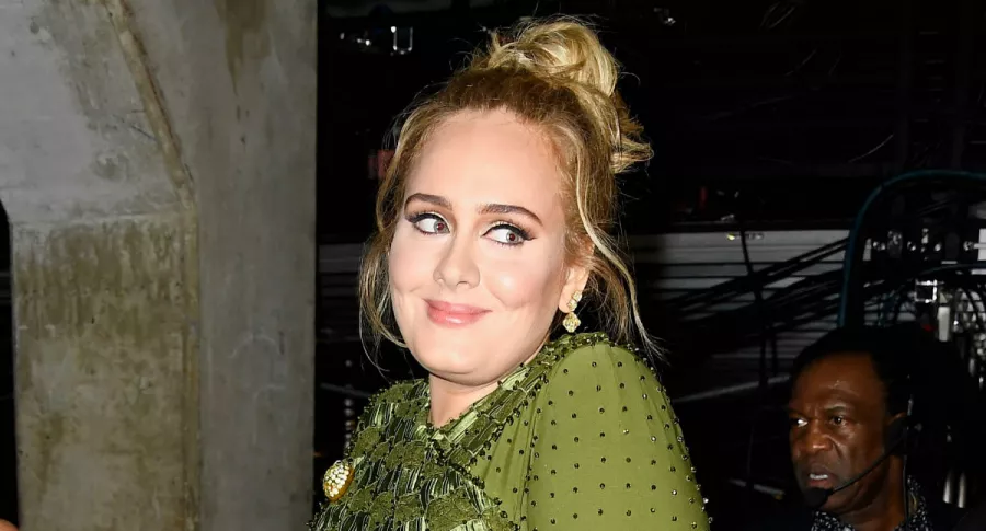 Adele en los Premios Grammy 2017, antes de su pérdida de peso, que  ahora alardea hasta en bikini.