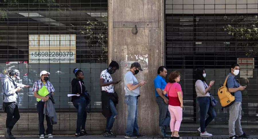 Imagen de personas haciendo fila ilustra nota de desempleo en Colombia en julio