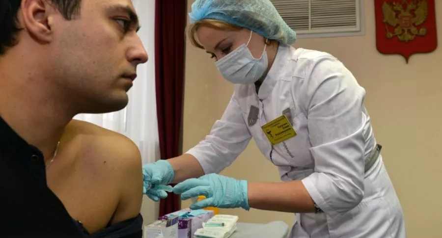 Enfermera vacuna a hombre, ilustra nota de vacuna rusa contra el coronavirus