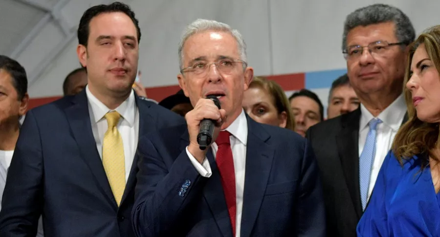 Álvaro Uribe, que contrató empresa lobbista de Estados Unidos para que lo defienda, en la sede del Centro Democrático 