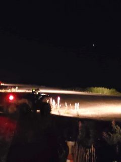 Pista de aterrizaje en Alaska, iluminada por vehículos.