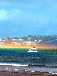Arcoiris horizontal sobre costa de Inglaterra.
