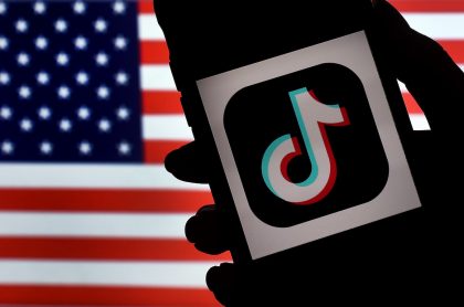 Logotipo de TikTok y bandera de EE.UU. para ilustrar nota sobre el posible anuncio que se daría mañana relacionado con la venta de TikTok