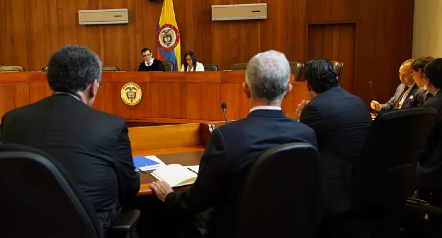 Uribe en indagatoria ante la Corte, contra quien hay campaña de desprestigio, según Cepeda.