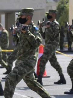 Imagen de militares colombianos entrenando ilustra nota sobre reactivación del reclutamiento militar