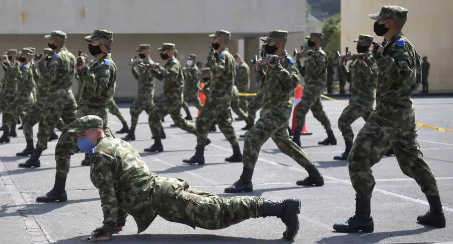 Imagen de militares colombianos entrenando ilustra nota sobre reactivación del reclutamiento militar 