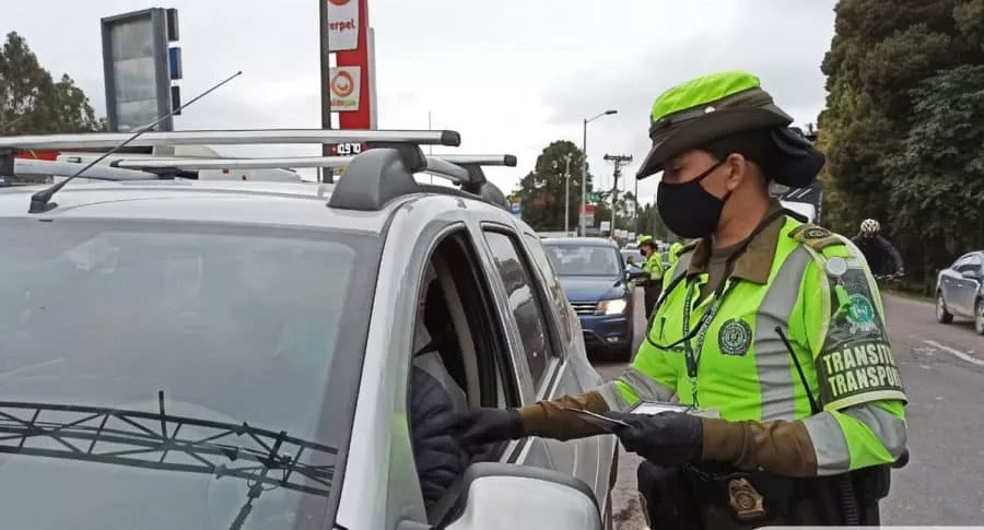 Control de policía en las carretas de Colombia