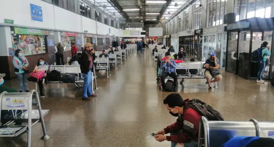 Ciudadanos en terminal de transporte en el comienzo de la nueva realidad en Colombia