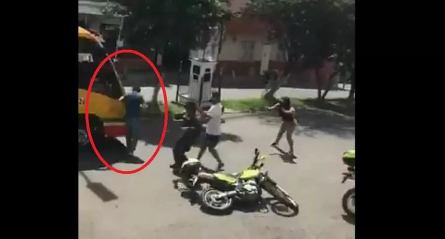 Hombre atropellado por un bus después de intentar robar moto de la Policía