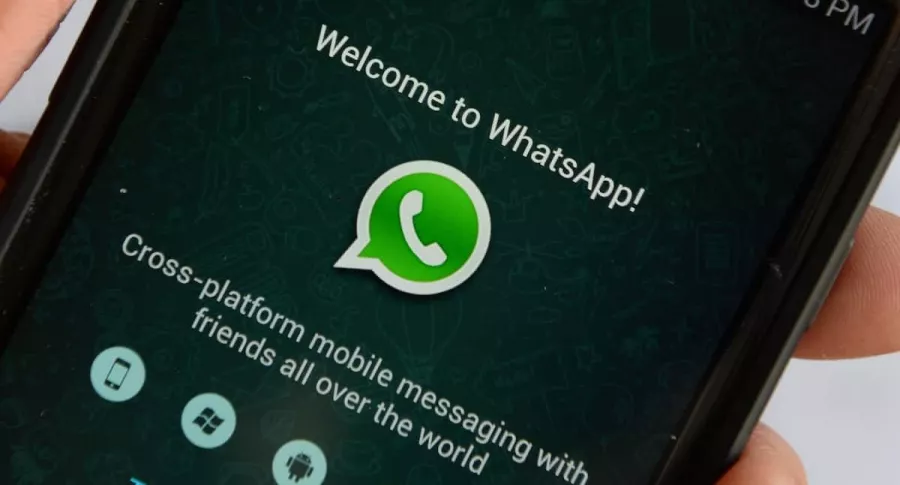 Foto de celular con WhatsApp, que ilustra nota sobre cómo activar el modo incógnito en la 'app'