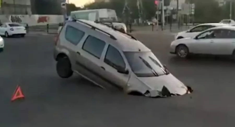 Carro cae en cráter en Rusia, captura de pantalla