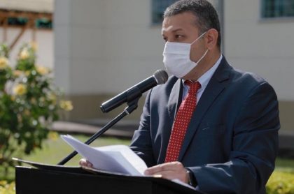 Carlos Maya, alcalde al que le suspendieron su elección, durante un evento en Pereira