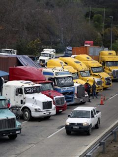 Camioneros en Chile desatan polémica por fiesta con mujeres en tanga