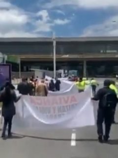 Imagen de las personas que protestaron en contra de Avianca, en Bogotá