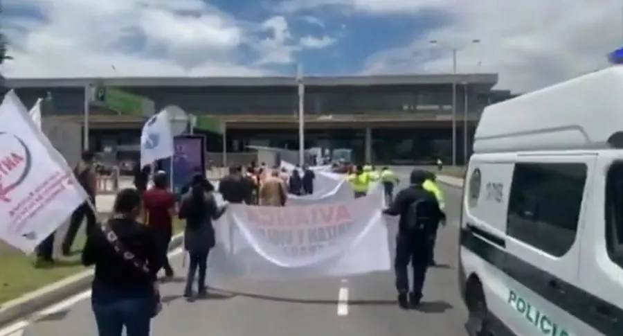 Imagen de las personas que protestaron en contra de Avianca, en Bogotá