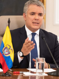 Iván Duque, que en la foto aparece en su despacho, defendió decreto de 'Piso de protección social'