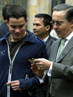 Álvaro Uribe y sus hijos, que hablaron de los negocios de su padre, en una foto de años atrás
