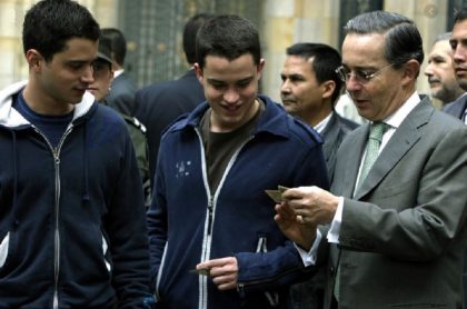 Álvaro Uribe y sus hijos, que hablaron de los negocios de su padre, en una foto de años atrás