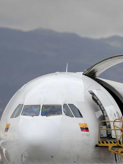 Varios periódicos piden al Gobierno no solo prestarle dinero a Avianca, uno de cuyos aviones se ve estacionado en el Aeropuerto Internacional El Dorado de Bogotá, en mayo de 2020.