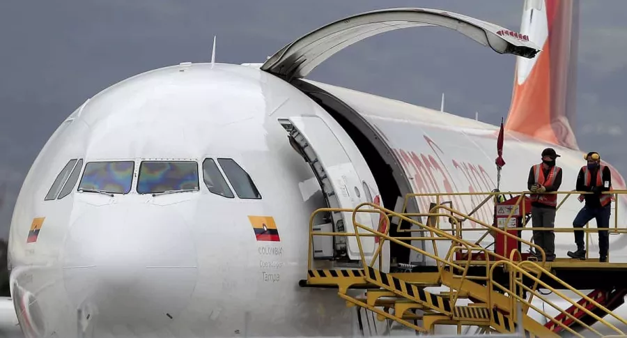 Varios periódicos piden al Gobierno no solo prestarle dinero a Avianca, uno de cuyos aviones se ve estacionado en el Aeropuerto Internacional El Dorado de Bogotá, en mayo de 2020.