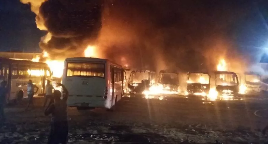 Buses de empresa de transporte que se quemaron por incendio en Malambo, Atlántico