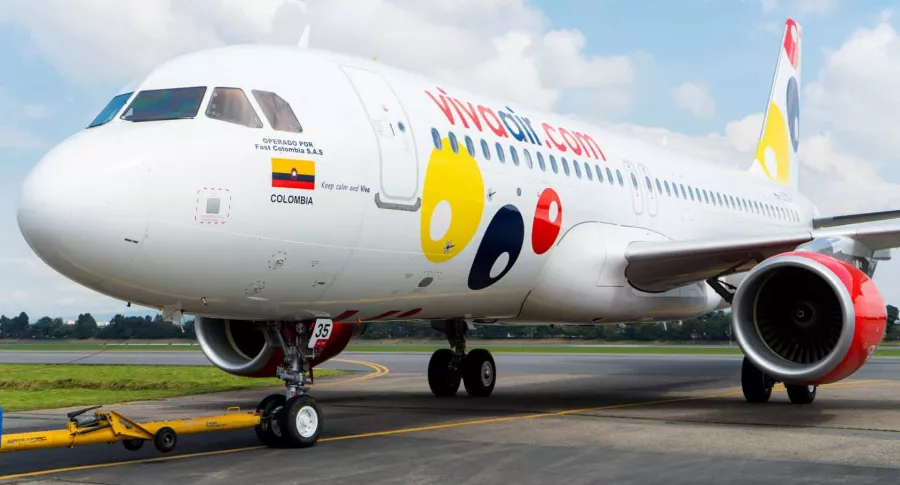 Avión de Viva Air, aerolínea que critica al Gobierno por apoyar a Avianca en crisis.