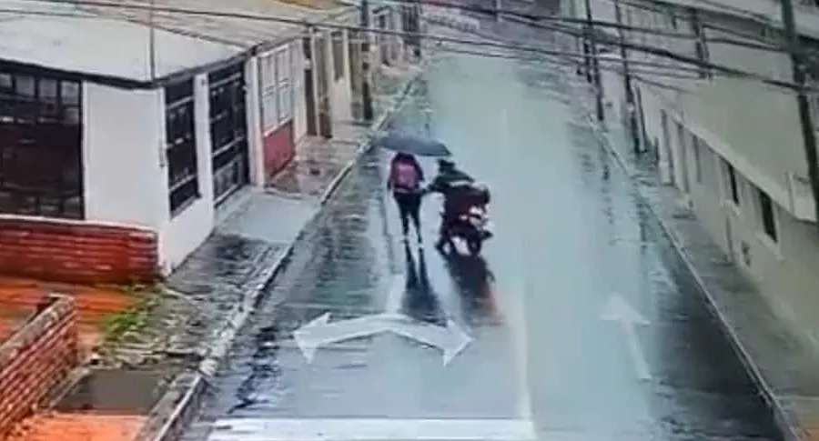 Captura de pantalla de video donde hombre agarró de manera abusiva la cola de una mujer