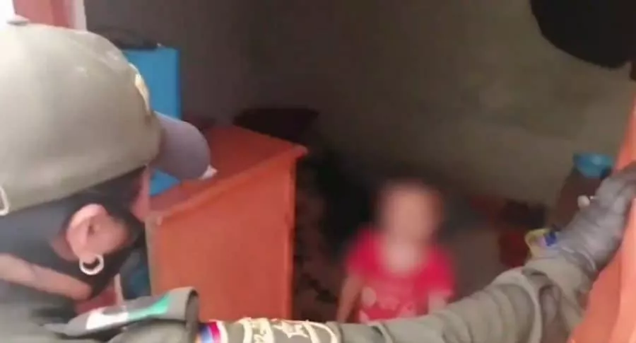 Policía rescata a niña que estaba abandonada en pequeño cuarto en Bogotá
