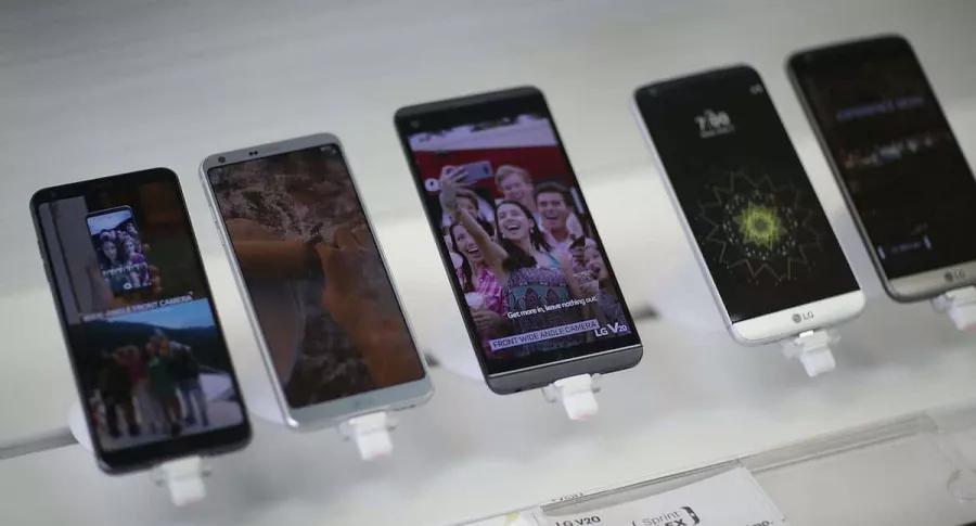Imagen de celulares LG en un almacén para ilustrar nota sobre caída de envíos de 'smartphones' en Latinoamérica