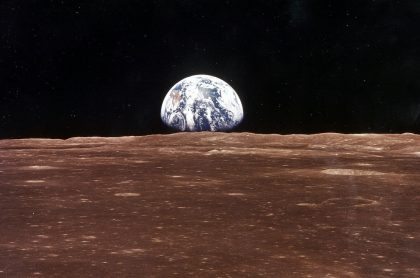 Vista de la Tierra desde la superficie de la Luna, que se ha oxidado por el oxígeno de nuestro planeta