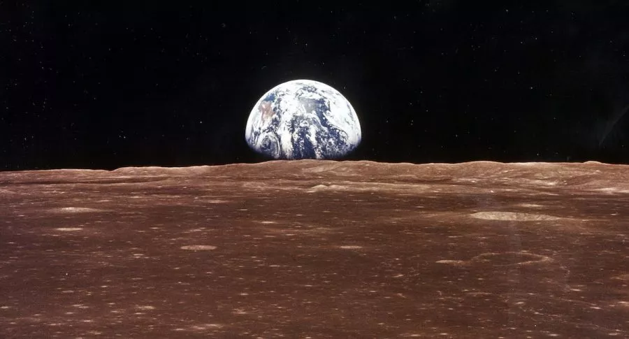 Vista de la Tierra desde la superficie de la Luna, que se ha oxidado por el oxígeno de nuestro planeta