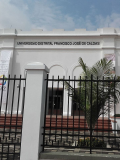 Fachada de la Universidad Distrital, que se pronunció por un comentario homofóbico que un profesor hizo en clase virtual