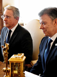 Álvaro Uribe y Juan Manuel Santos, que habló de hacer las paces con Uribe, en una reunión con el papa Francisco
