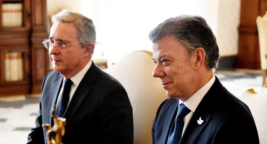 Álvaro Uribe y Juan Manuel Santos, que habló de hacer las paces con Uribe, en una reunión con el papa Francisco 