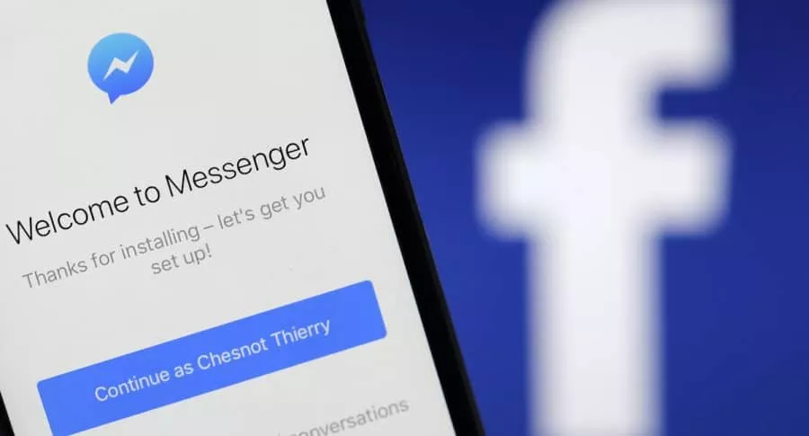 Logotipos de Facebook y Messenger, que limitó el reenvío de mensajes a cinco personas o grupos