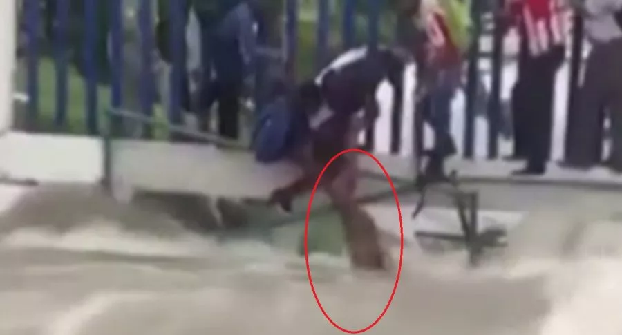 Hombre arrastrado por arroyo en Barranquilla.