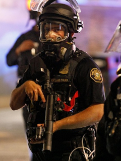 Policías durante protestas nocturnas en Portland, EE. UU.
