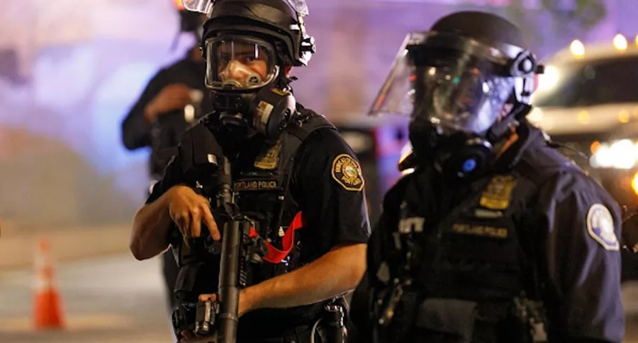 Policías durante protestas nocturnas en Portland, EE. UU.