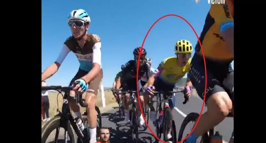 Sergio Higuita evitando caída en etapa 7 del Tour de Francia