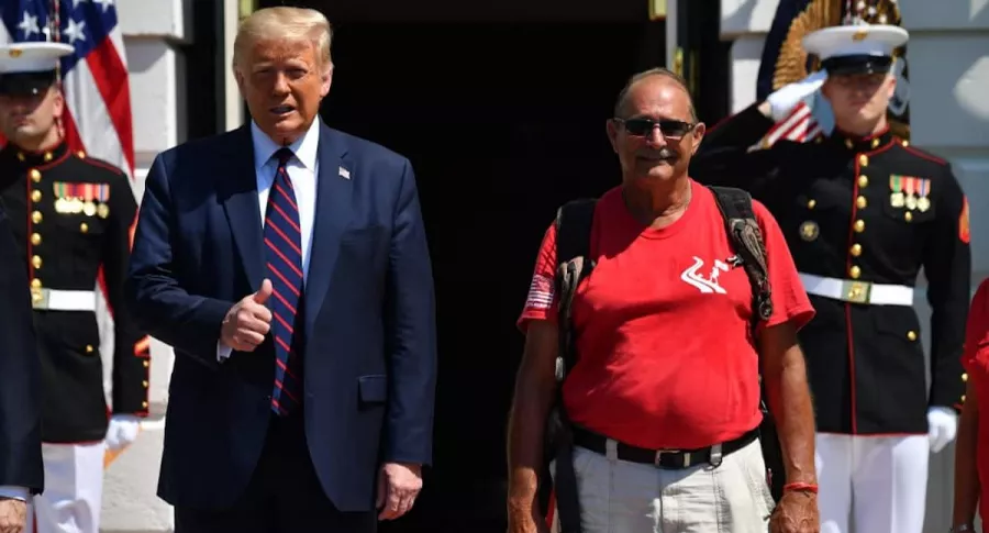 Trump posa para la foto junto a un veterano de guerra.