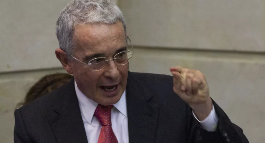 Álvaro Uribe Vélez, acusado de "fascista" por María Jimena Duzán.