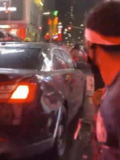 Carro en Nueva York arremete contra manifestantes.